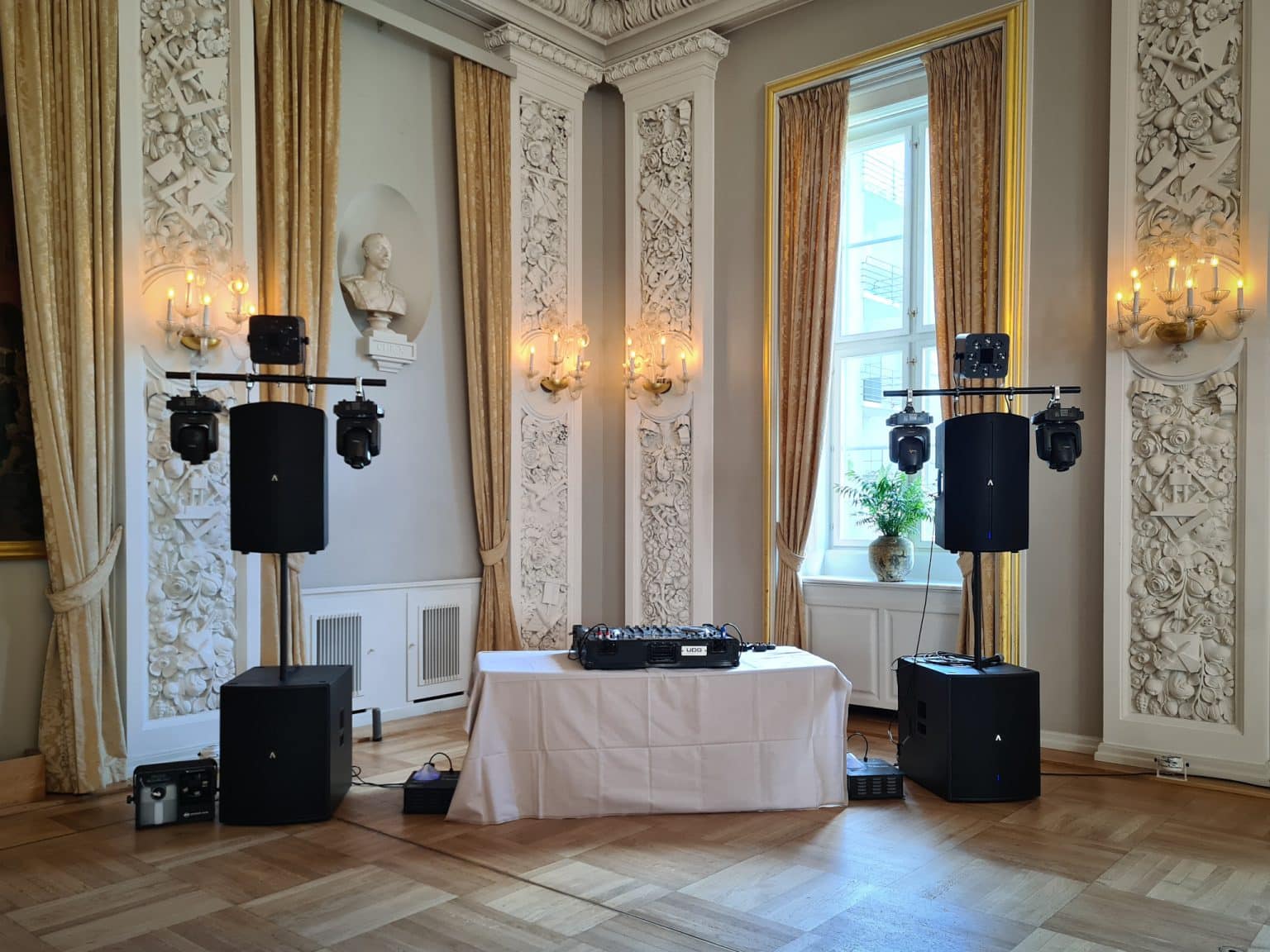 DJ til bryllup i pyntet festsal med stemningslys