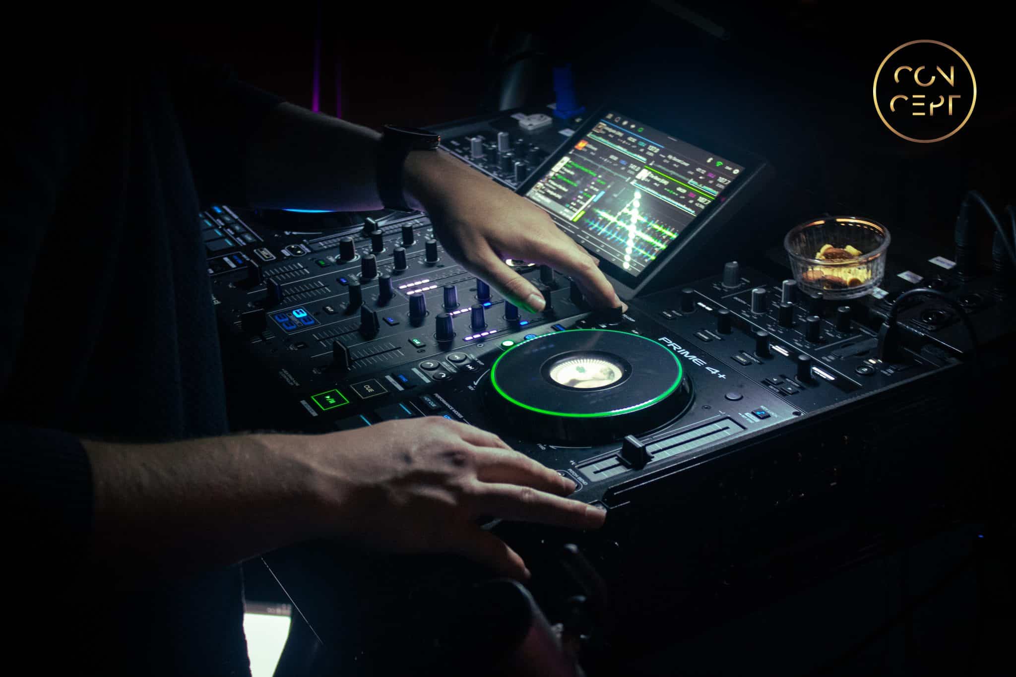 DJ mixer musik ved pulten til fest på Sjælland