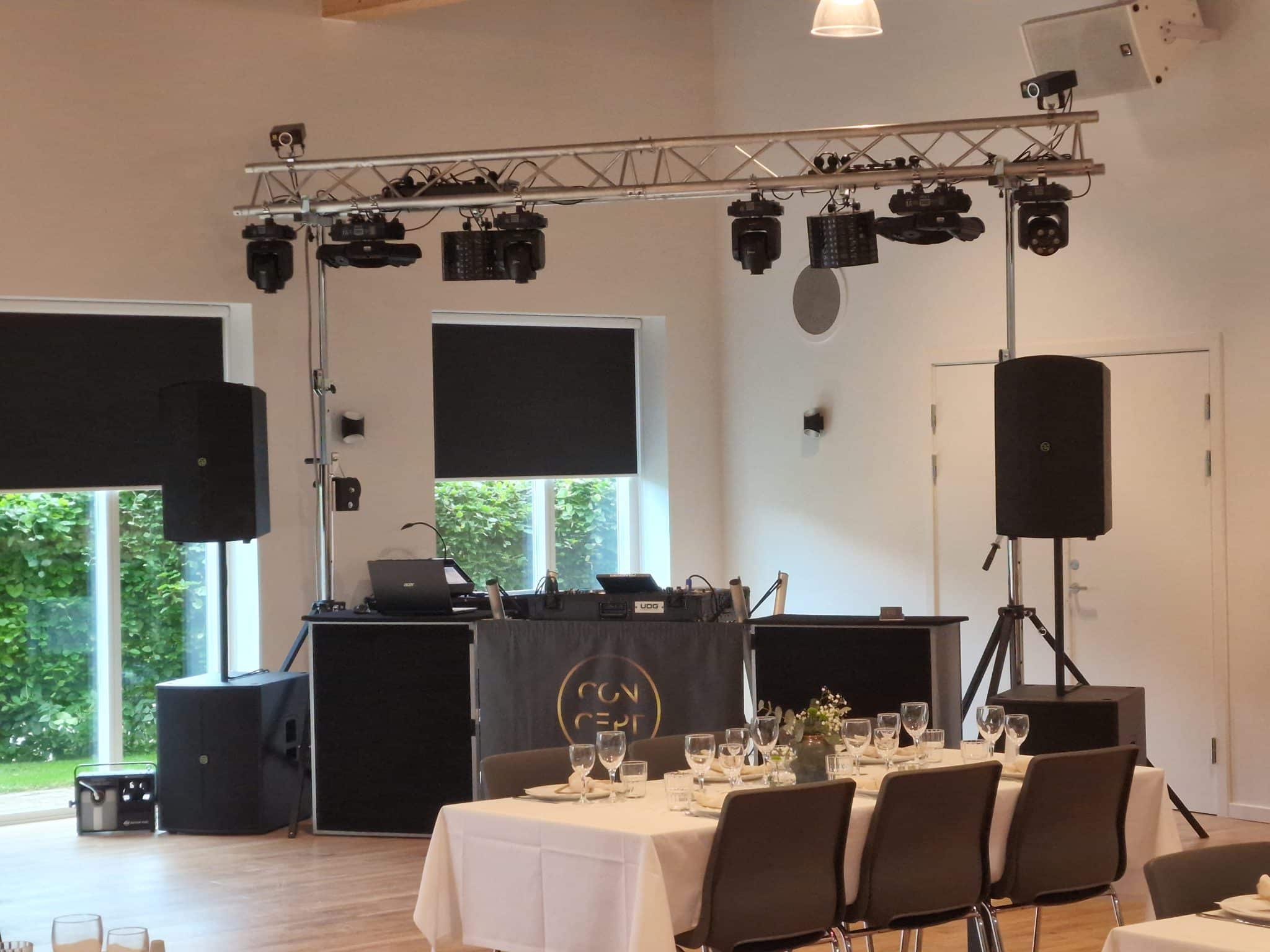 Lyst festlokale klar til DJ, lyd og dansegulv